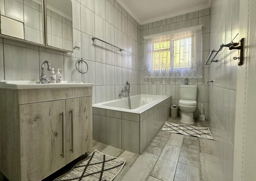 5 Bedroom Property for Sale in Fraaiuitsig Western Cape